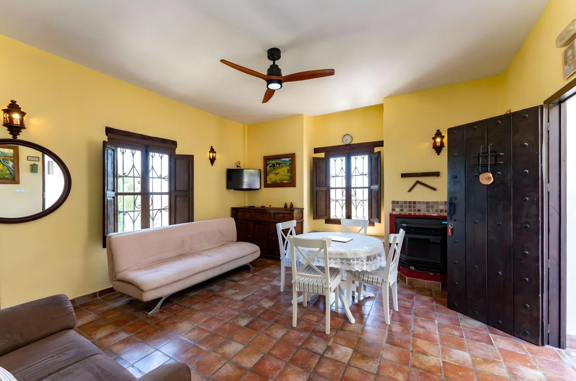 Castle Tower Ground Floor Apartment In Rural Holiday Park 'Cezanne' Tolox Eksteriør bilde